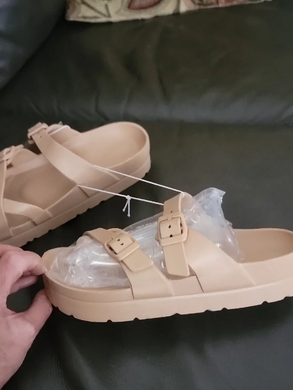 COMFY Womens Neutral Tan Buckle Platform Sandals Croc Like